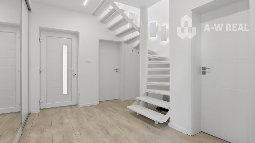 Luxusný rodinný dom zo samostatnou bytovou jednotkou vhodný aj ako dvojgeneračný.