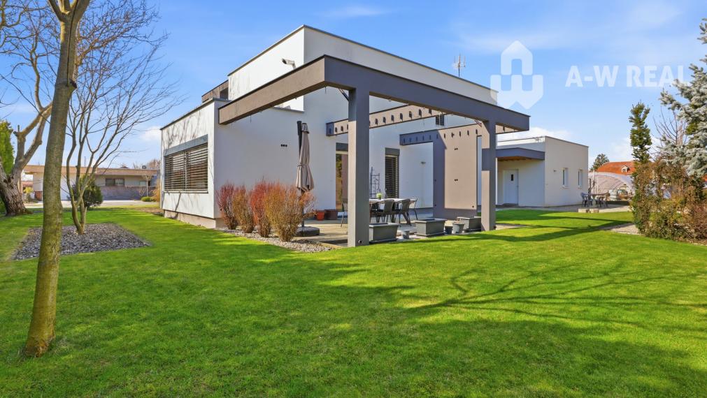 Luxusný rodinný dom zo samostatnou bytovou jednotkou vhodný aj ako dvojgeneračný.