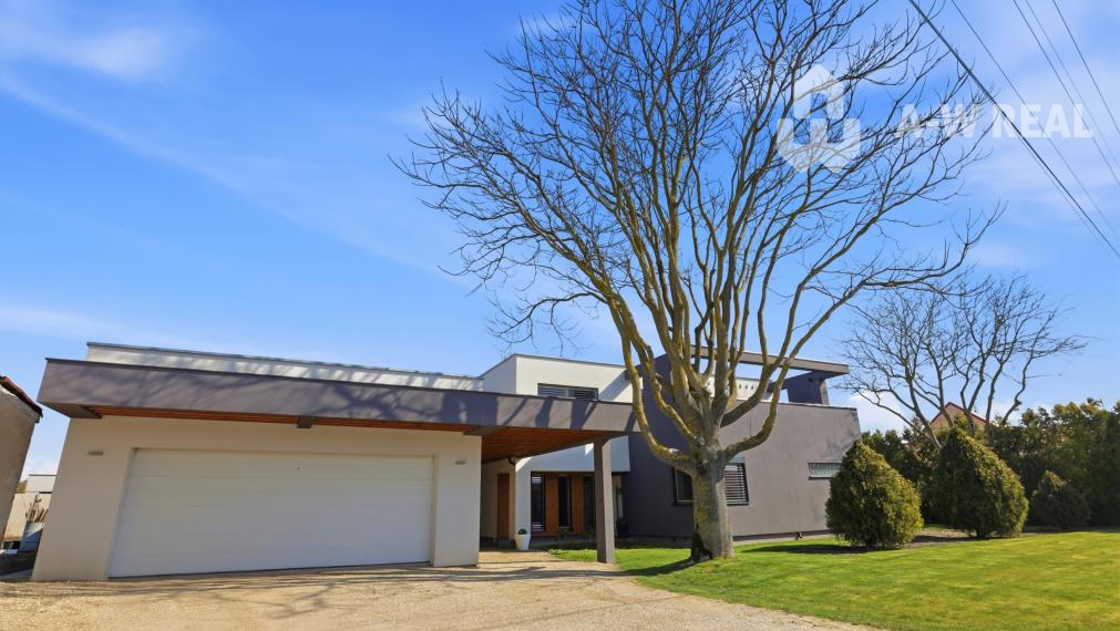 Luxusný rodinný dom zo samostatnou bytovou jednotkou vhodný aj ako dvojgeneračný.