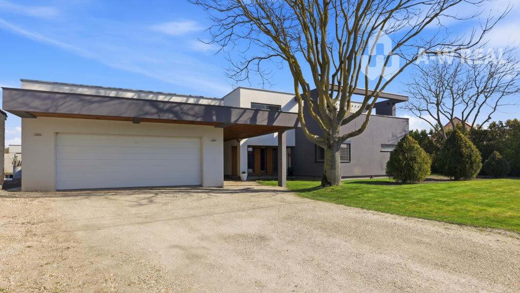 Luxusný rodinný dom zo samostatnou bytovou jednotkou vhodný aj ako dvojgeneračný.