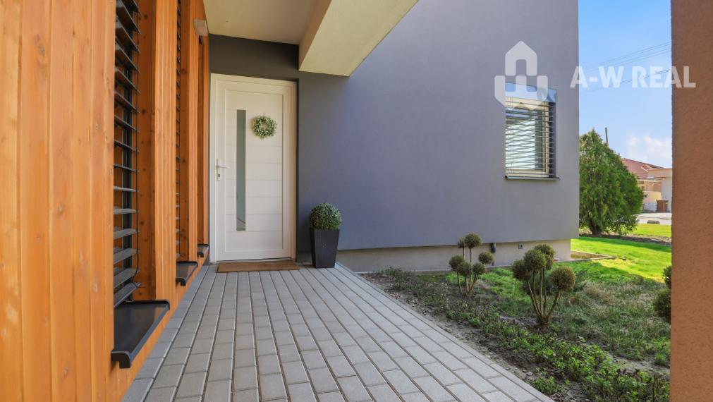 Luxusný rodinný dom zo samostatnou bytovou jednotkou vhodný aj ako dvojgeneračný.