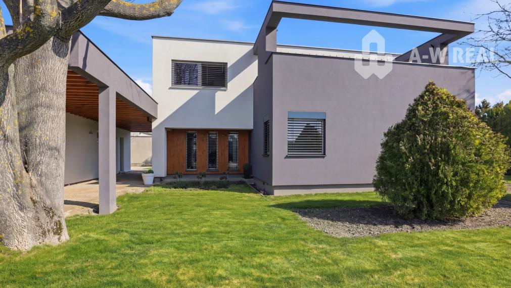 Luxusný rodinný dom zo samostatnou bytovou jednotkou vhodný aj ako dvojgeneračný.