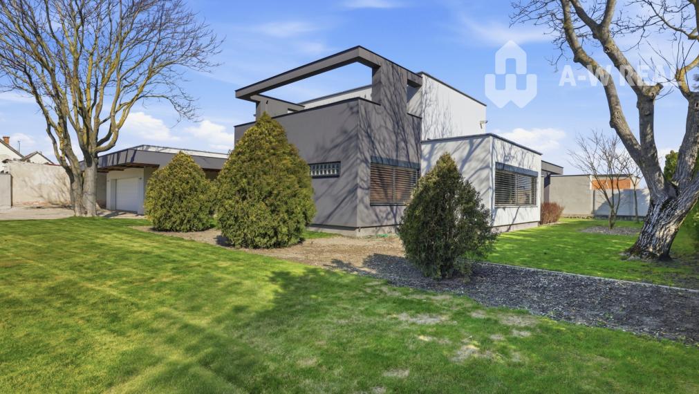 Luxusný rodinný dom zo samostatnou bytovou jednotkou vhodný aj ako dvojgeneračný.