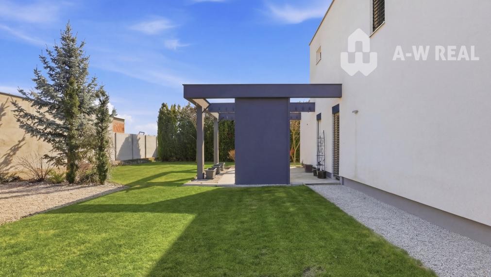 Luxusný rodinný dom zo samostatnou bytovou jednotkou vhodný aj ako dvojgeneračný.