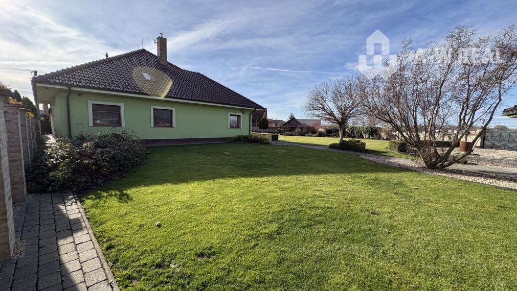 ☎️0917656551 📞Výnimočný, veľkometrážny  7-i rodinný dom s nádherným veľkorysým pozemkom + vedľajšie budovy: ZÁHRADNÝ DOM, DVOJGARÁŽ, ALTÁNOK s pivnicou a vŕtanou studňou v obci Dolný Bar