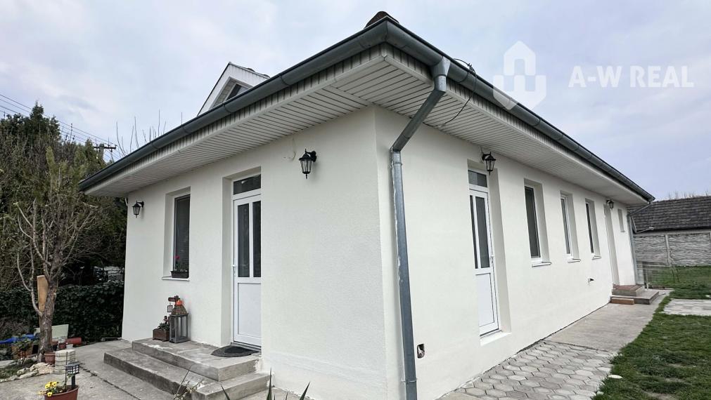 ☎️ 0918/197 701  Predám 3 izbový rodinný dom  v obci Ohrady iba 7 km od Dunajskej Stredy - Dom je čerstvo vymaľovaný ( interiér aj exteriér)