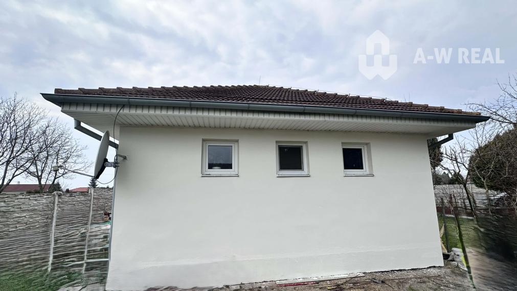 ☎️ 0918/197 701  Predám 3 izbový rodinný dom  v obci Ohrady iba 7 km od Dunajskej Stredy - Dom je čerstvo vymaľovaný ( interiér aj exteriér)