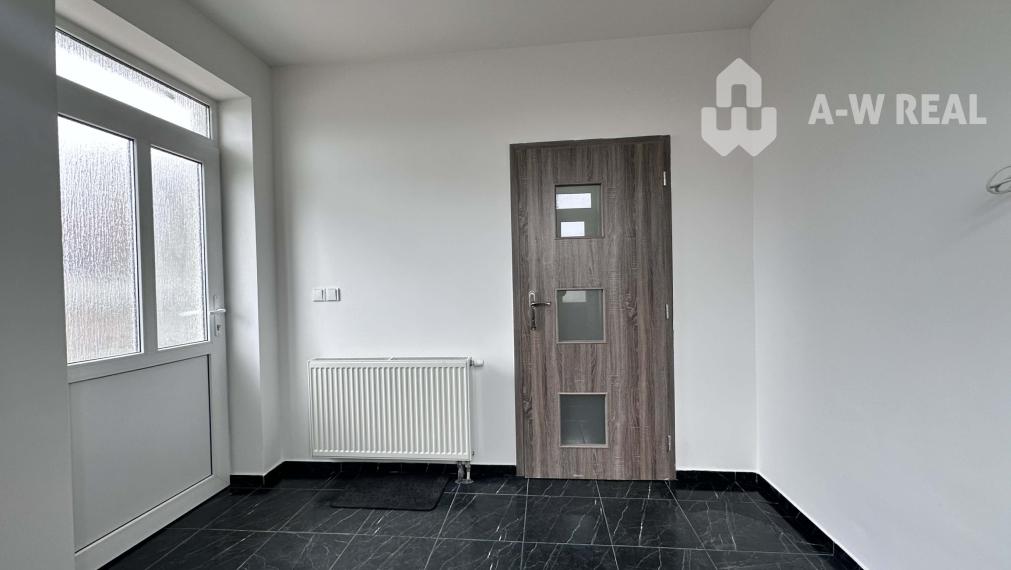 ☎️ 0918/197 701  Predám 3 izbový rodinný dom  v obci Ohrady iba 7 km od Dunajskej Stredy - Dom je čerstvo vymaľovaný ( interiér aj exteriér)