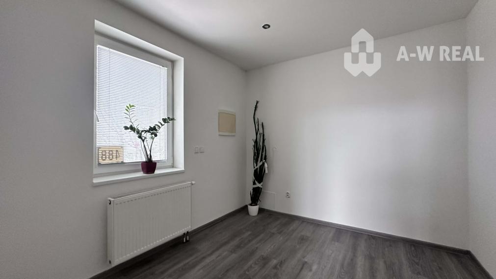 ☎️ 0918/197 701  Predám 3 izbový rodinný dom  v obci Ohrady iba 7 km od Dunajskej Stredy - Dom je čerstvo vymaľovaný ( interiér aj exteriér)