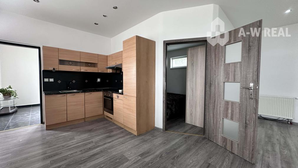 ☎️ 0918/197 701  Predám 3 izbový rodinný dom  v obci Ohrady iba 7 km od Dunajskej Stredy - Dom je čerstvo vymaľovaný ( interiér aj exteriér)