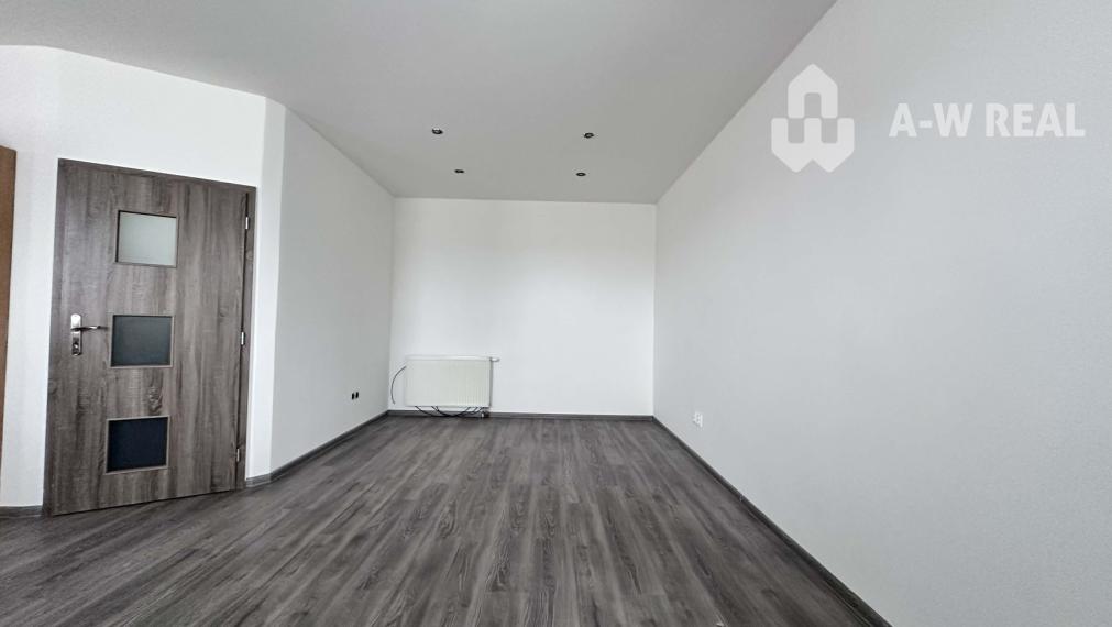 ☎️ 0918/197 701  Predám 3 izbový rodinný dom  v obci Ohrady iba 7 km od Dunajskej Stredy - Dom je čerstvo vymaľovaný ( interiér aj exteriér)