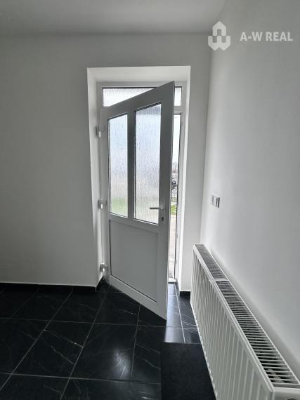 ☎️ 0918/197 701  Predám 3 izbový rodinný dom  v obci Ohrady iba 7 km od Dunajskej Stredy - Dom je čerstvo vymaľovaný ( interiér aj exteriér)