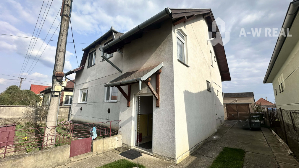 ☎️0918197701   Na predaj 2 generačný,  8 izbový poschodový dom s dvoma samostatnými bytovými jednotkami v tichej a kľudnej časti mesta  ŠAMORÍN