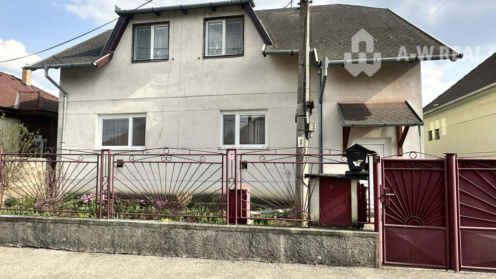 ☎️0918197701   Na predaj 2 generačný,  8 izbový poschodový dom s dvoma samostatnými bytovými jednotkami v tichej a kľudnej časti mesta  ŠAMORÍN