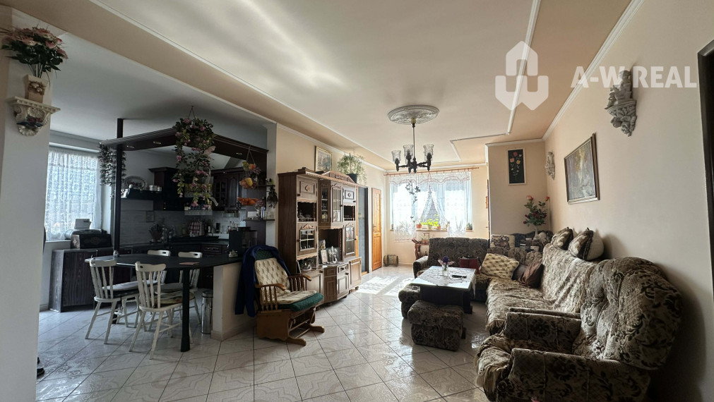 ☎️0918197701   Na predaj 2 generačný,  8 izbový poschodový dom s dvoma samostatnými bytovými jednotkami v tichej a kľudnej časti mesta  ŠAMORÍN