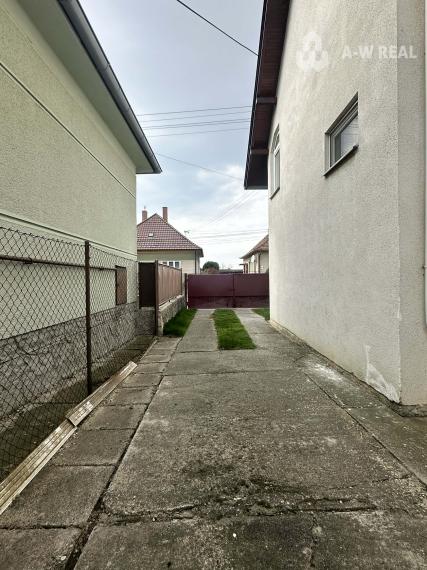 ☎️0918197701   Na predaj 2 generačný,  8 izbový poschodový dom s dvoma samostatnými bytovými jednotkami v tichej a kľudnej časti mesta  ŠAMORÍN