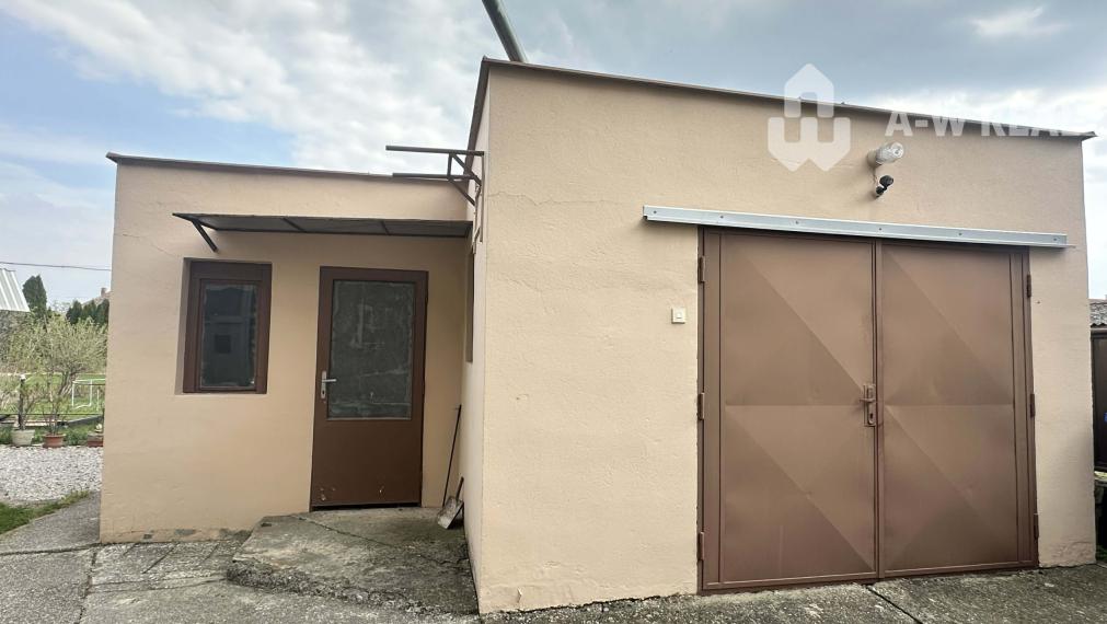 ☎️0918197701   Na predaj 2 generačný,  8 izbový poschodový dom s dvoma samostatnými bytovými jednotkami v tichej a kľudnej časti mesta  ŠAMORÍN