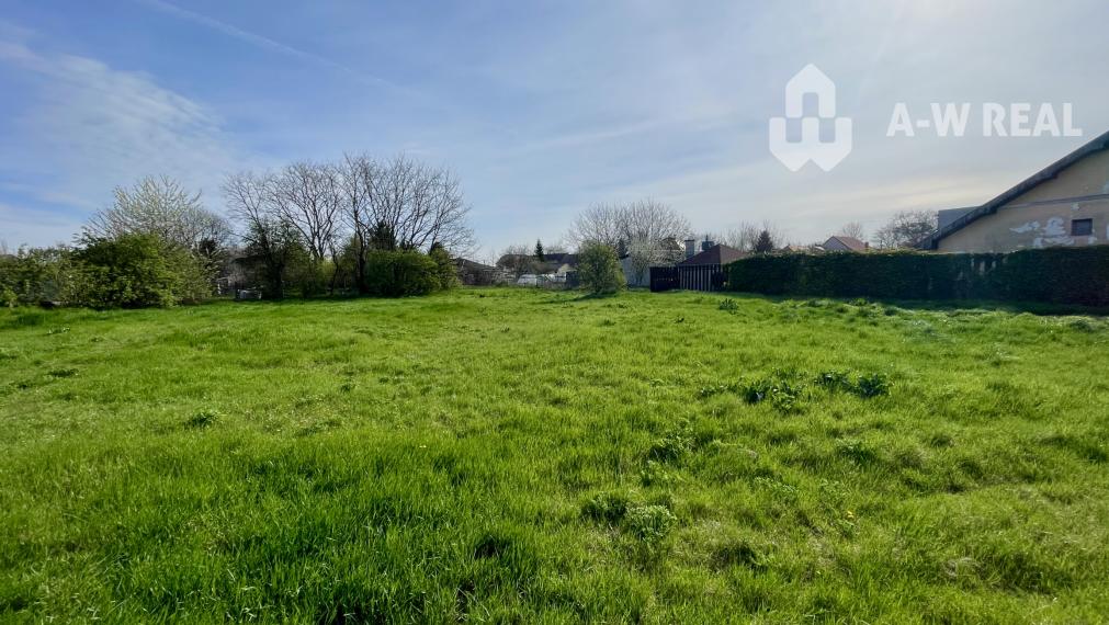 OKOČ – POZEMOK NA PREDAJ V CENTRE DEDINY