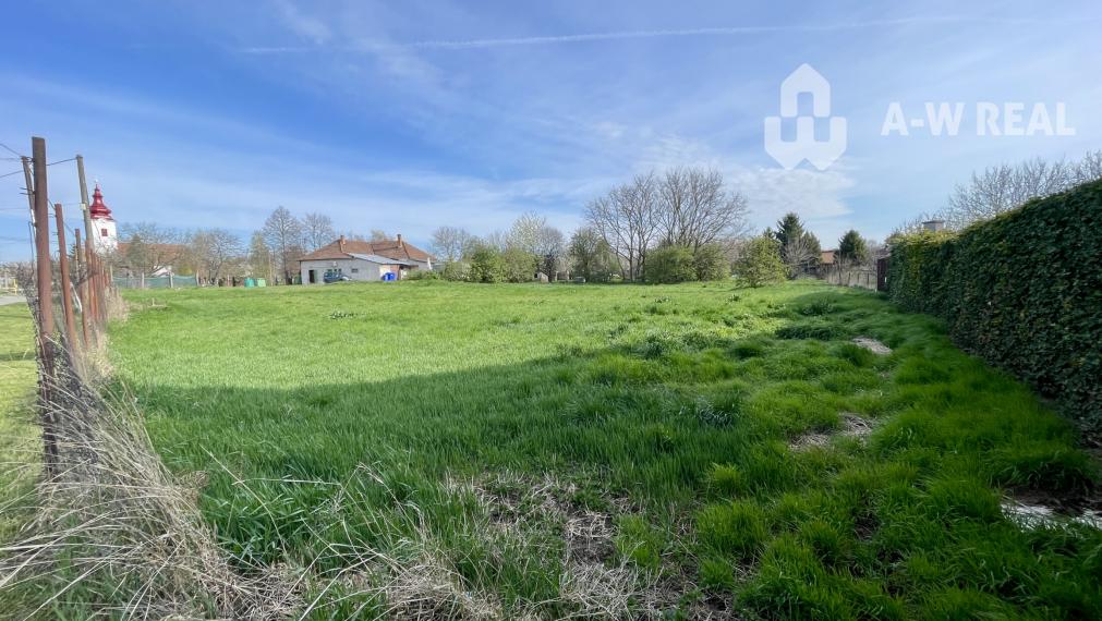 OKOČ – POZEMOK NA PREDAJ V CENTRE DEDINY