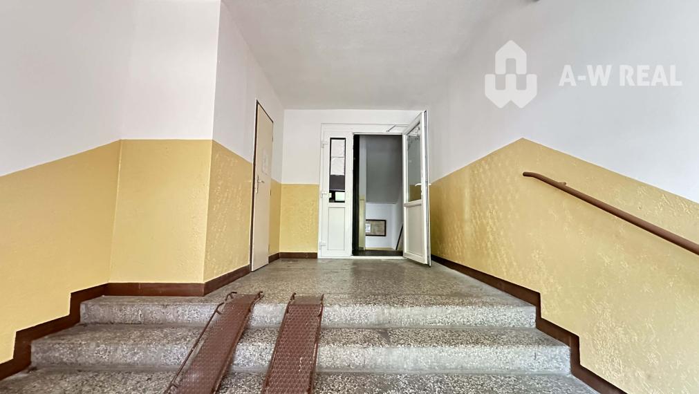 ☎️ 0918/197 701 NA PREDAJ EXKLUZÍVNE  : 1 izbový byt s loggiou  ( 38,40 m2 ) na Neratovickom námestí  - Dunajská Streda