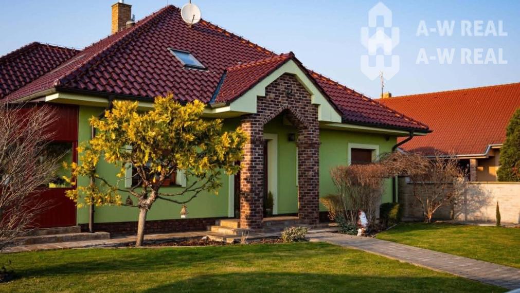 ☎️0918197701 Výnimočný, veľkometrážny 7-i rodinný dom s nádherným veľkorysým pozemkom + vedľajšie budovy: ZÁHRADNÝ DOM, DVOJGARÁŽ, ALTÁNOK s pivnicou a vŕtanou studňou v obci Dolný Bar
