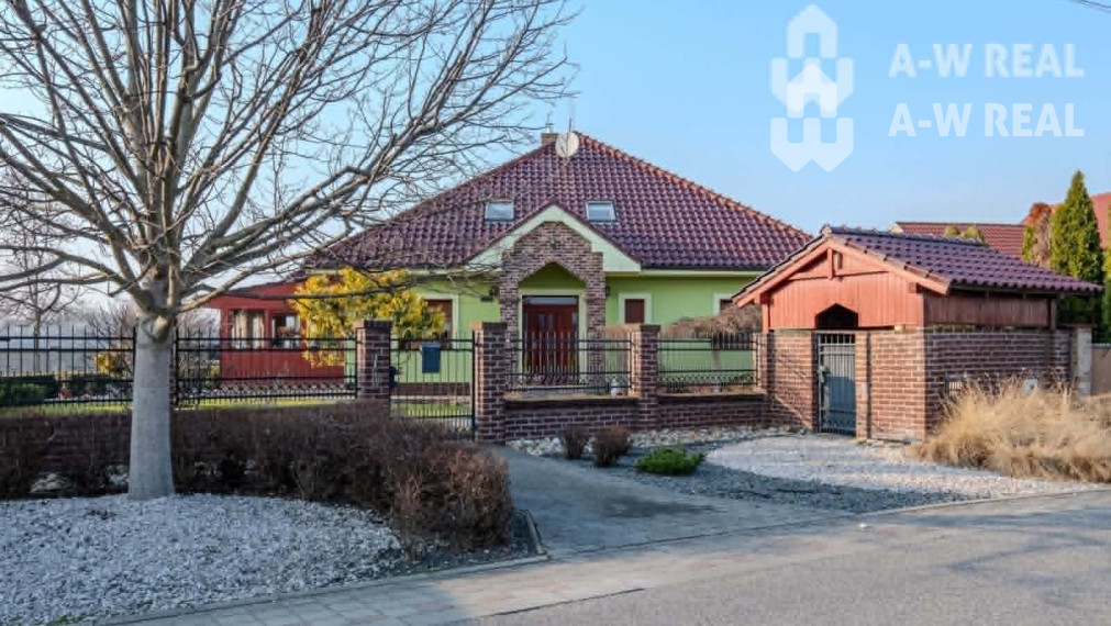 ☎️0918197701 Výnimočný, veľkometrážny 7-i rodinný dom s nádherným veľkorysým pozemkom + vedľajšie budovy: ZÁHRADNÝ DOM, DVOJGARÁŽ, ALTÁNOK s pivnicou a vŕtanou studňou v obci Dolný Bar