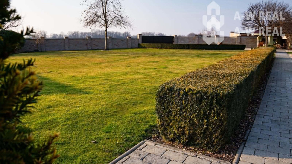 ☎️0918197701 Výnimočný, veľkometrážny 7-i rodinný dom s nádherným veľkorysým pozemkom + vedľajšie budovy: ZÁHRADNÝ DOM, DVOJGARÁŽ, ALTÁNOK s pivnicou a vŕtanou studňou v obci Dolný Bar