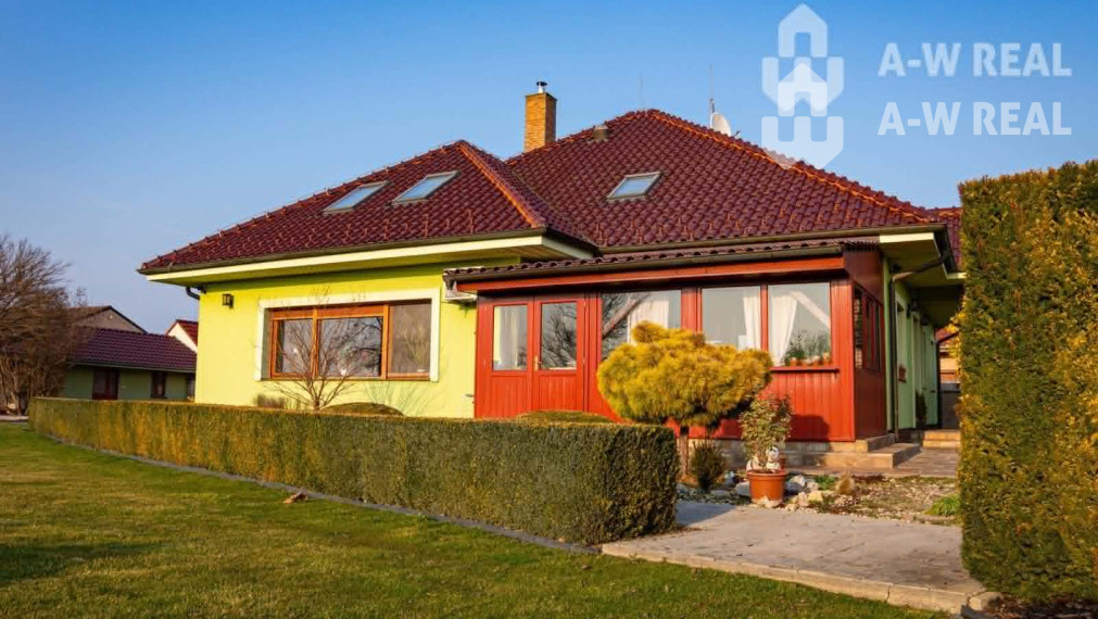 ☎️0918197701 Výnimočný, veľkometrážny 7-i rodinný dom s nádherným veľkorysým pozemkom + vedľajšie budovy: ZÁHRADNÝ DOM, DVOJGARÁŽ, ALTÁNOK s pivnicou a vŕtanou studňou v obci Dolný Bar