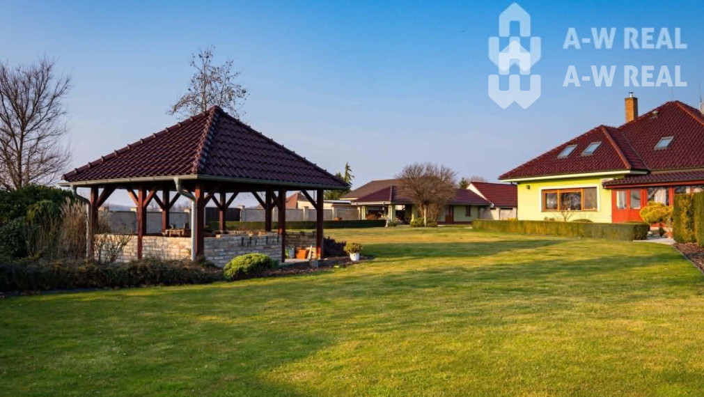 ☎️0918197701 Výnimočný, veľkometrážny 7-i rodinný dom s nádherným veľkorysým pozemkom + vedľajšie budovy: ZÁHRADNÝ DOM, DVOJGARÁŽ, ALTÁNOK s pivnicou a vŕtanou studňou v obci Dolný Bar