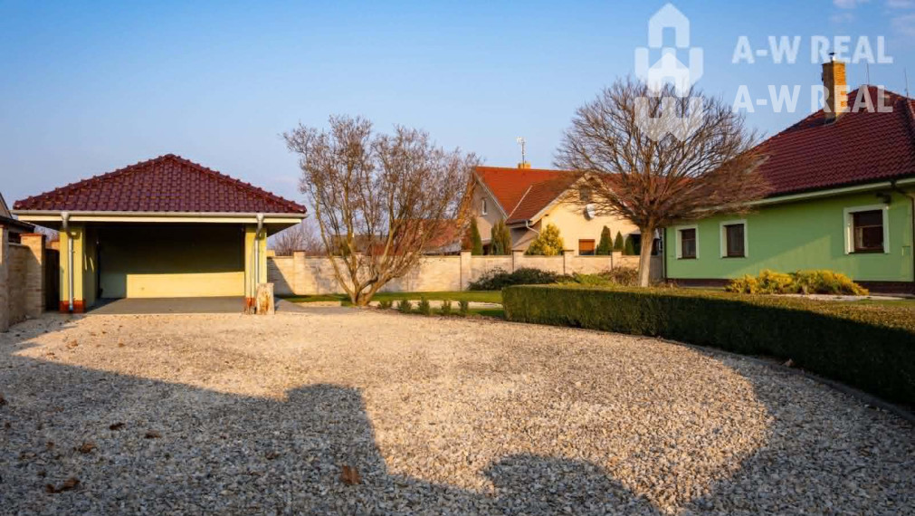 ☎️0918197701 Výnimočný, veľkometrážny 7-i rodinný dom s nádherným veľkorysým pozemkom + vedľajšie budovy: ZÁHRADNÝ DOM, DVOJGARÁŽ, ALTÁNOK s pivnicou a vŕtanou studňou v obci Dolný Bar