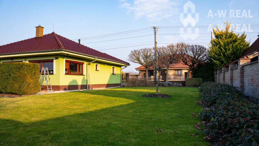 ☎️0918197701 Výnimočný, veľkometrážny 7-i rodinný dom s nádherným veľkorysým pozemkom + vedľajšie budovy: ZÁHRADNÝ DOM, DVOJGARÁŽ, ALTÁNOK s pivnicou a vŕtanou studňou v obci Dolný Bar