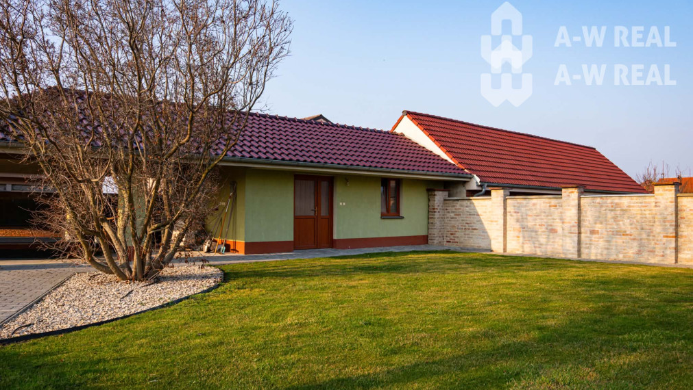 ☎️0918197701 Výnimočný, veľkometrážny 7-i rodinný dom s nádherným veľkorysým pozemkom + vedľajšie budovy: ZÁHRADNÝ DOM, DVOJGARÁŽ, ALTÁNOK s pivnicou a vŕtanou studňou v obci Dolný Bar