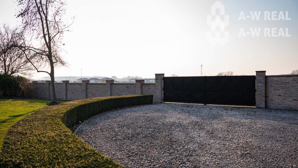 ☎️0918197701 Výnimočný, veľkometrážny 7-i rodinný dom s nádherným veľkorysým pozemkom + vedľajšie budovy: ZÁHRADNÝ DOM, DVOJGARÁŽ, ALTÁNOK s pivnicou a vŕtanou studňou v obci Dolný Bar