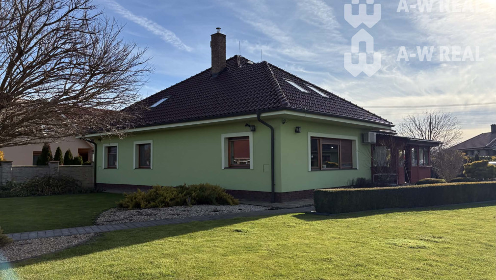 ☎️0918197701 Výnimočný, veľkometrážny 7-i rodinný dom s nádherným veľkorysým pozemkom + vedľajšie budovy: ZÁHRADNÝ DOM, DVOJGARÁŽ, ALTÁNOK s pivnicou a vŕtanou studňou v obci Dolný Bar