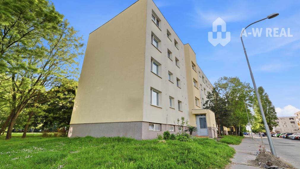 A-W REAL / ČIASTOČNE PREROBENÝ 3-IZBOVÝ BYT S KLIMATIZÁCIOU NA PREDAJ