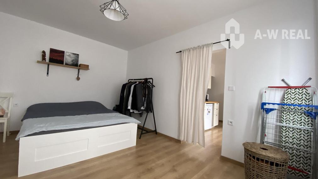Na prenájom priestranný, krásny a kompletne  zariadený 1 izbový byt s balkónom  vo východnej časti mesta  Dunajská  Streda