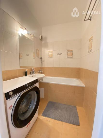Na prenájom priestranný, krásny a kompletne  zariadený 1 izbový byt s balkónom  vo východnej časti mesta  Dunajská  Streda