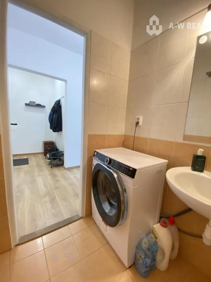 Na prenájom priestranný, krásny a kompletne  zariadený 1 izbový byt s balkónom  vo východnej časti mesta  Dunajská  Streda
