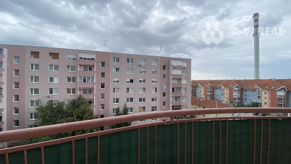Na prenájom priestranný, krásny a kompletne  zariadený 1 izbový byt s balkónom  vo východnej časti mesta  Dunajská  Streda