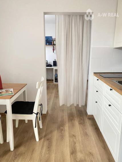 Na prenájom priestranný, krásny a kompletne  zariadený 1 izbový byt s balkónom  vo východnej časti mesta  Dunajská  Streda