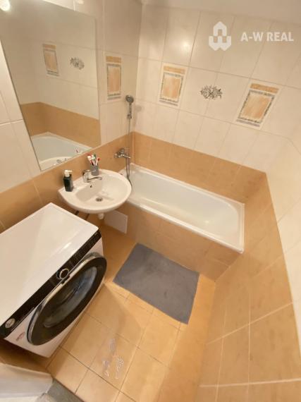 Na prenájom priestranný, krásny a kompletne  zariadený 1 izbový byt s balkónom  vo východnej časti mesta  Dunajská  Streda