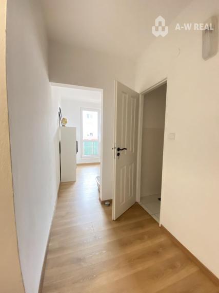 Na prenájom priestranný, krásny a kompletne  zariadený 1 izbový byt s balkónom  vo východnej časti mesta  Dunajská  Streda