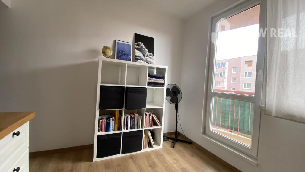 Na prenájom priestranný, krásny a kompletne  zariadený 1 izbový byt s balkónom  vo východnej časti mesta  Dunajská  Streda