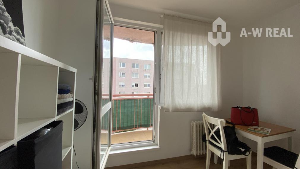 Na prenájom priestranný, krásny a kompletne  zariadený 1 izbový byt s balkónom  vo východnej časti mesta  Dunajská  Streda