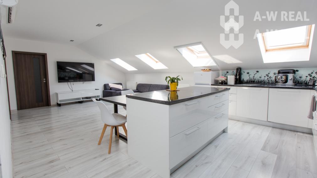 ☎️ 0918/197 701  NA PREDAJ    Výnimočný podkrovný 4-izbový byt s balkónom, klimatizáciou v každej izbe a vlastným kotlom – 130 m²- DUNAJSKÁ STREDA
