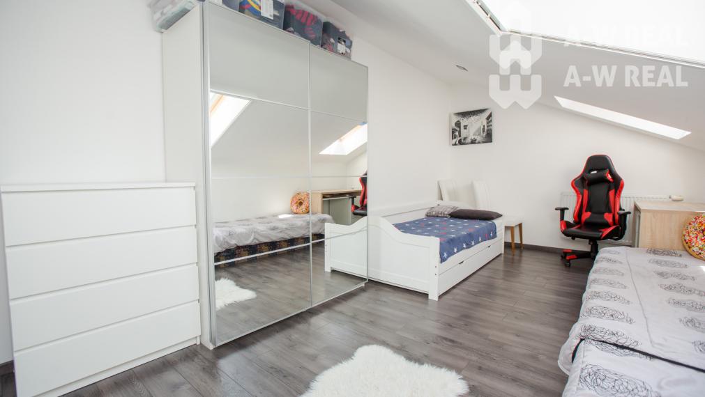☎️ 0918/197 701  NA PREDAJ    Výnimočný podkrovný 4-izbový byt s balkónom, klimatizáciou v každej izbe a vlastným kotlom – 130 m²- DUNAJSKÁ STREDA