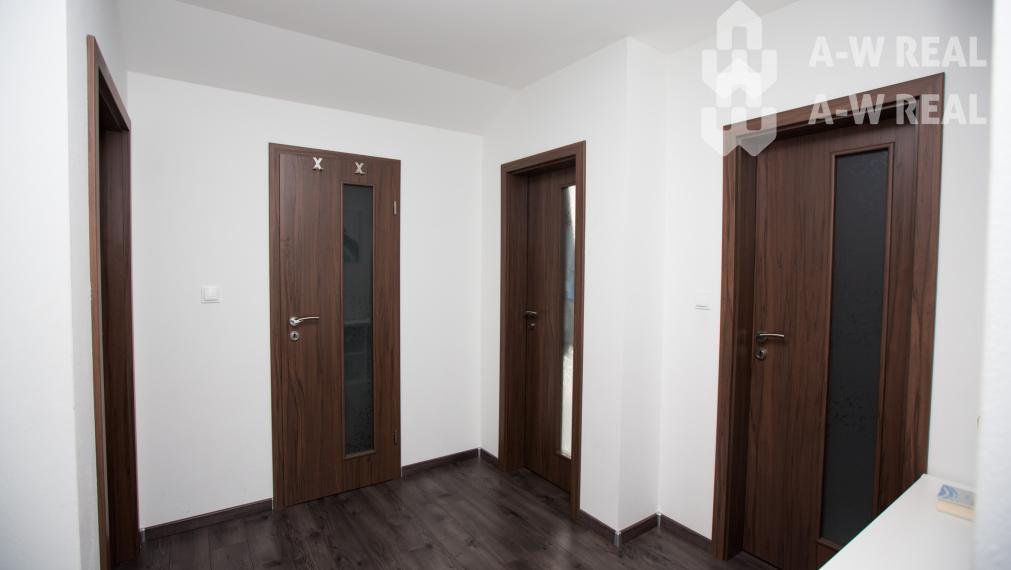 ☎️ 0918/197 701  NA PREDAJ    Výnimočný podkrovný 4-izbový byt s balkónom, klimatizáciou v každej izbe a vlastným kotlom – 130 m²- DUNAJSKÁ STREDA