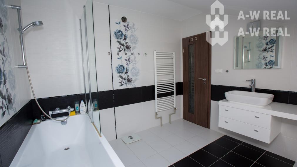 ☎️ 0918/197 701  NA PREDAJ    Výnimočný podkrovný 4-izbový byt s balkónom, klimatizáciou v každej izbe a vlastným kotlom – 130 m²- DUNAJSKÁ STREDA