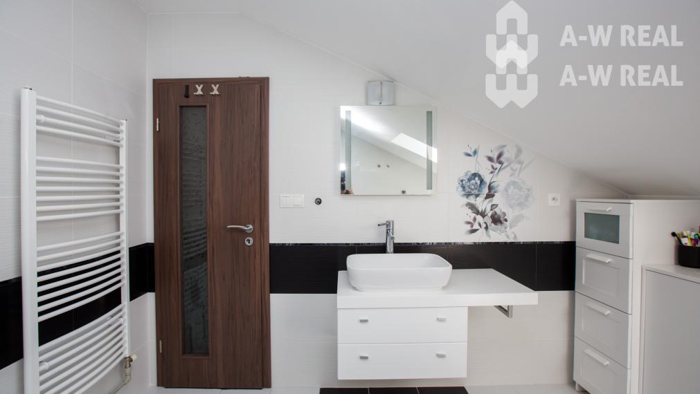 ☎️ 0918/197 701  NA PREDAJ    Výnimočný podkrovný 4-izbový byt s balkónom, klimatizáciou v každej izbe a vlastným kotlom – 130 m²- DUNAJSKÁ STREDA