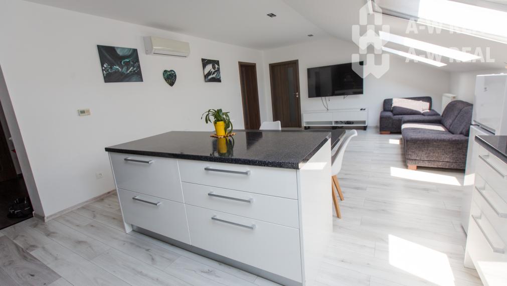 ☎️ 0918/197 701  NA PREDAJ    Výnimočný podkrovný 4-izbový byt s balkónom, klimatizáciou v každej izbe a vlastným kotlom – 130 m²- DUNAJSKÁ STREDA